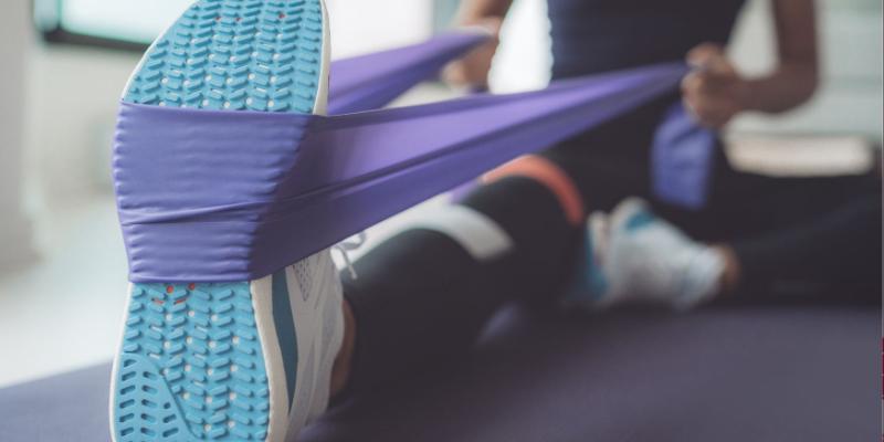 Entrenamiento y rehabilitación con bandas elásticas: cómo usarlas de forma segura en casa