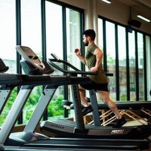 HIIT vs. Cardio Continuo de Baja Intensidad: Beneficios, Diferencias y Cómo Combinarlos para Quemar Grasa y Mejorar tu Salud